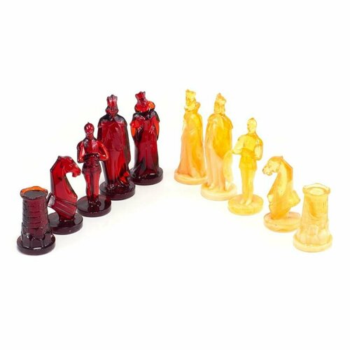 Янтарные шахматные фигуры белого и вишнёвого оттенка 