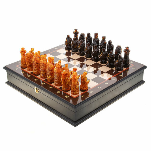 Шахматный ларец с янтарными фигурами "Рыцари" 48х48 см