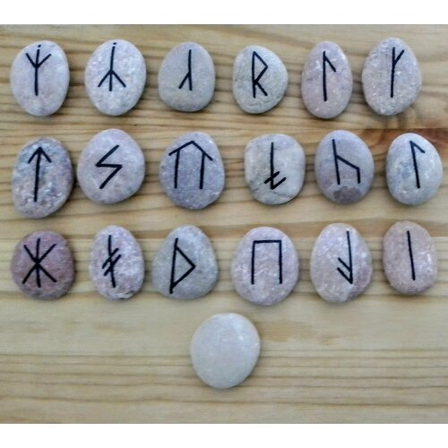 рунические символы на камне