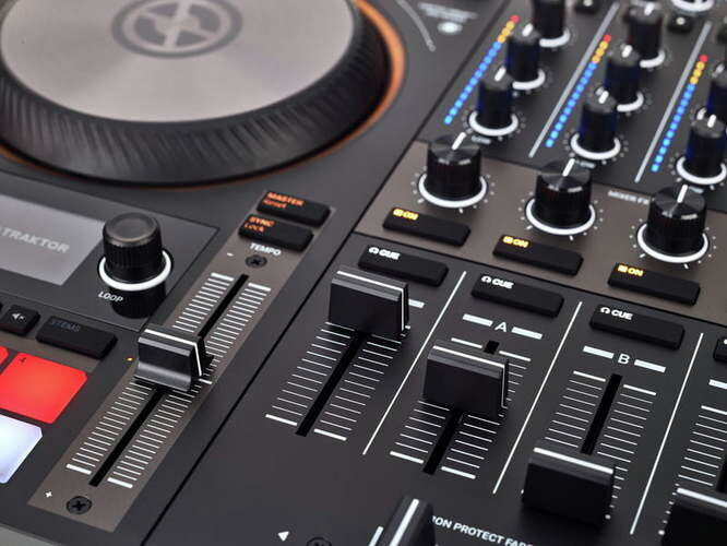 NATIVE INSTRUMENTS Traktor Kontrol S4 Mk3 - Контроллер