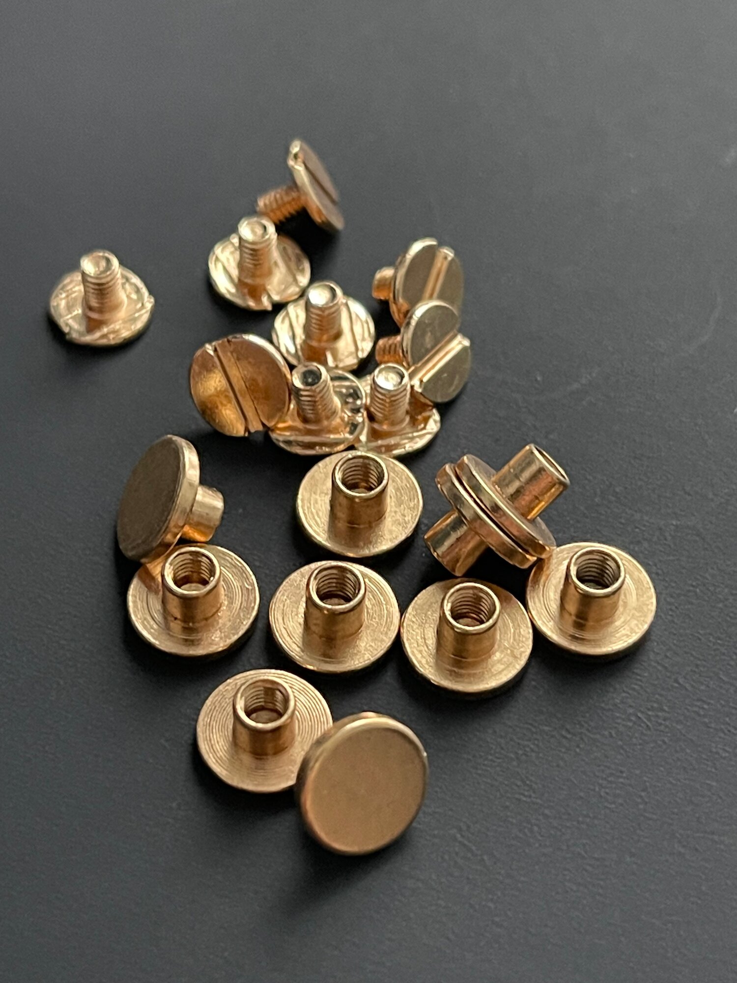 Винт ременной 9х5 мм, болт для ремня, винт Чикаго 5 мм, золотистый, 10шт. — фото 1