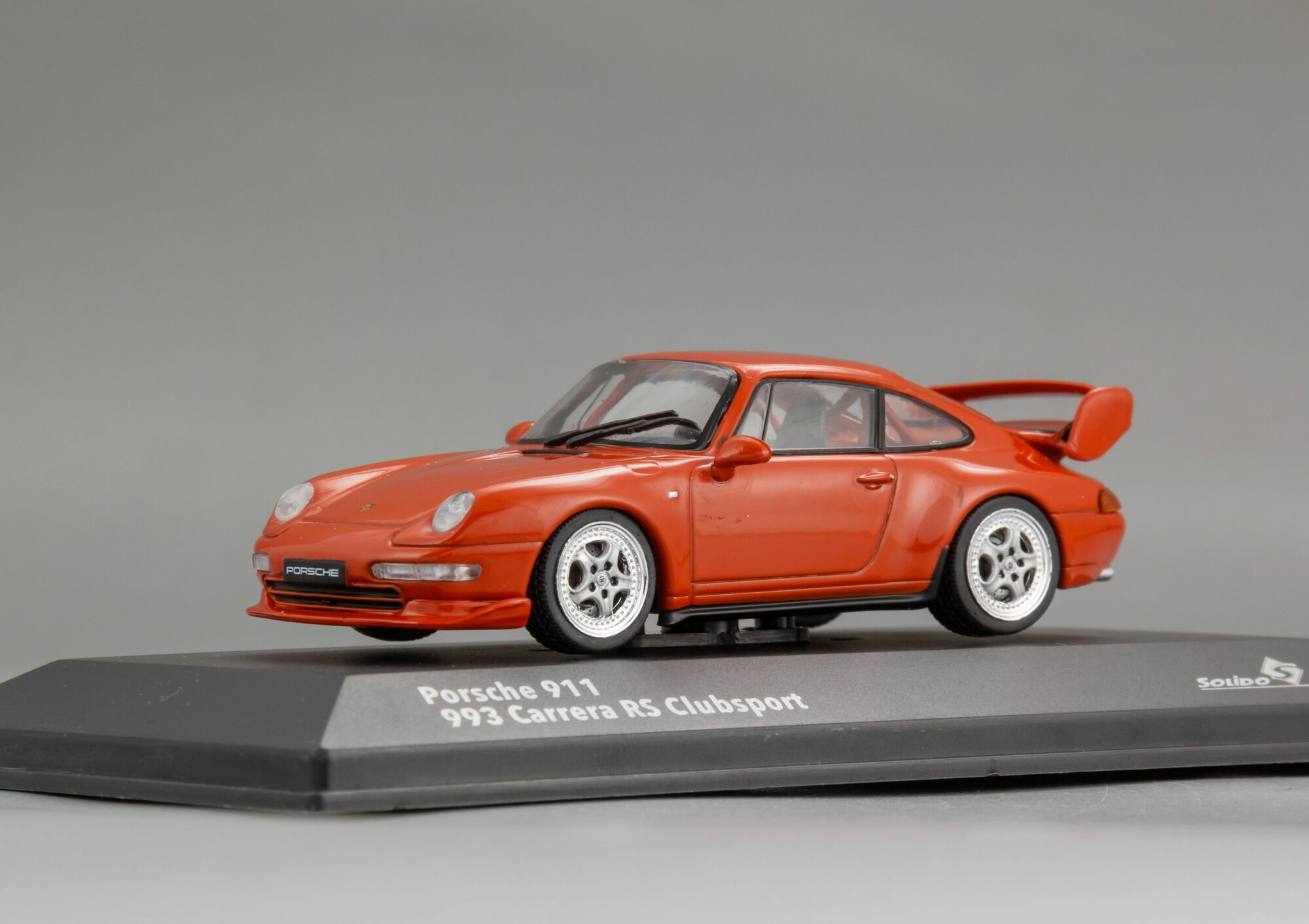Коллекционная масштабная модель 1:43 Porsche 993 RS Clubsport от Solido — фото 1
