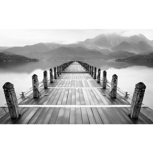 Моющиеся виниловые фотообои GrandPiK Пристань у озера и горы (черно-белое), 450х280 см