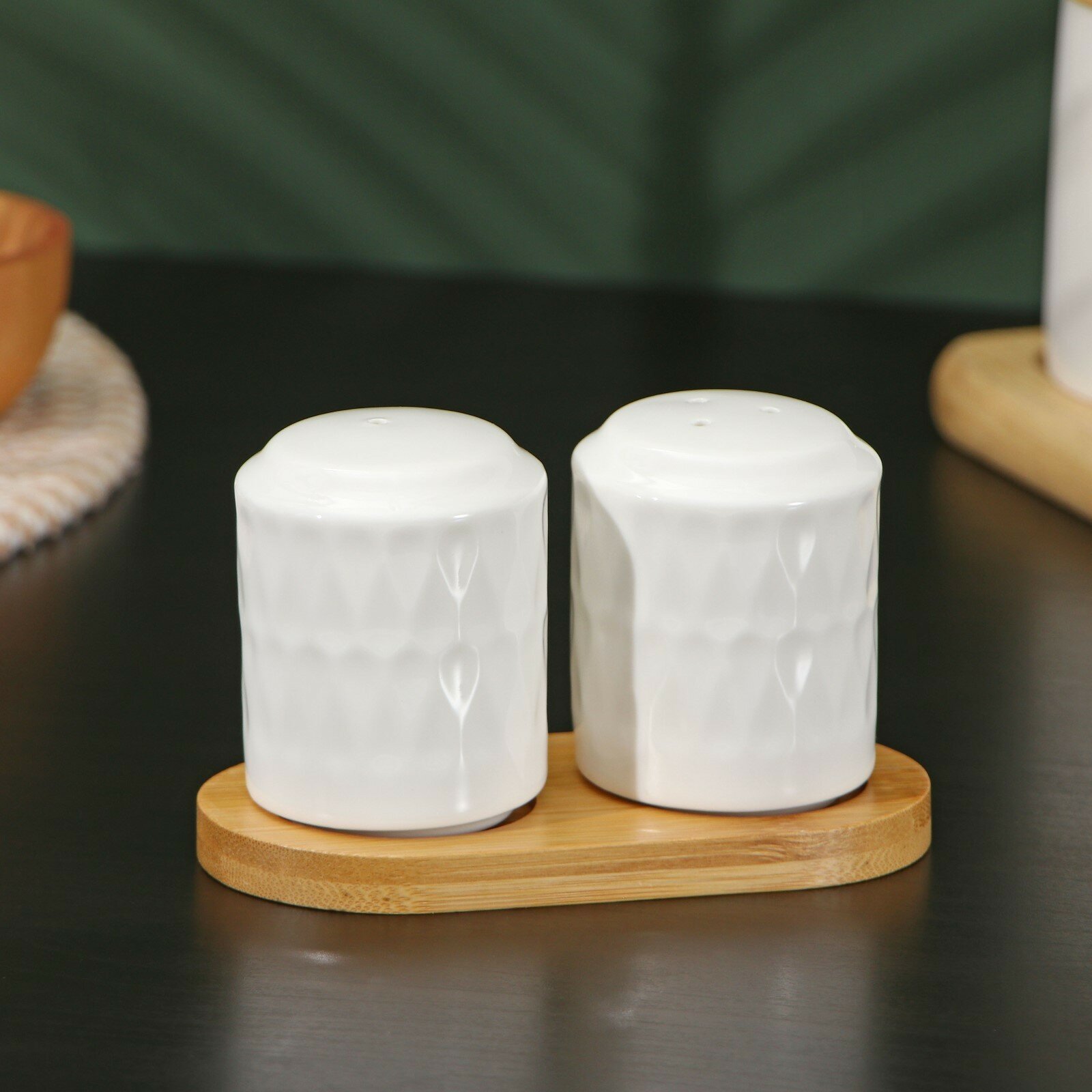 Набор керамический для специй на деревянной подставке BellaTenero «Герда», 2 предмета: солонка, перечница, цвет белый - фотография № 12
