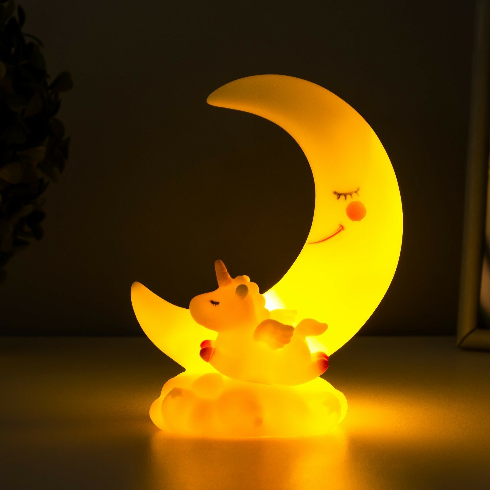 Ночник "Луна и единорог" LED от батареек желтый 5,5х10х14 см - фотография № 4