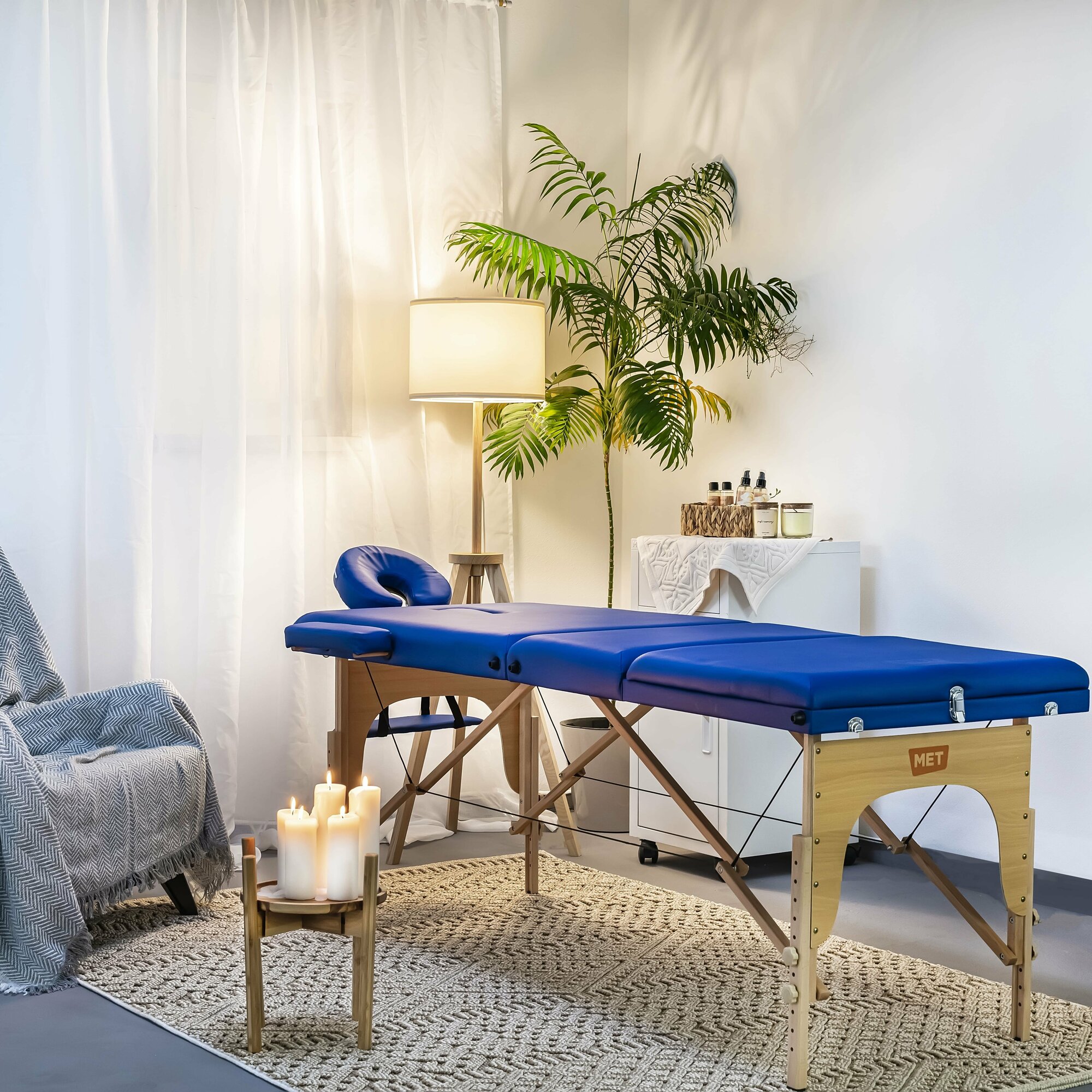 фото Массажный стол складной с регулировкой высоты MET Comfort W3 на буковом каркасе, 3-х секционный, синий