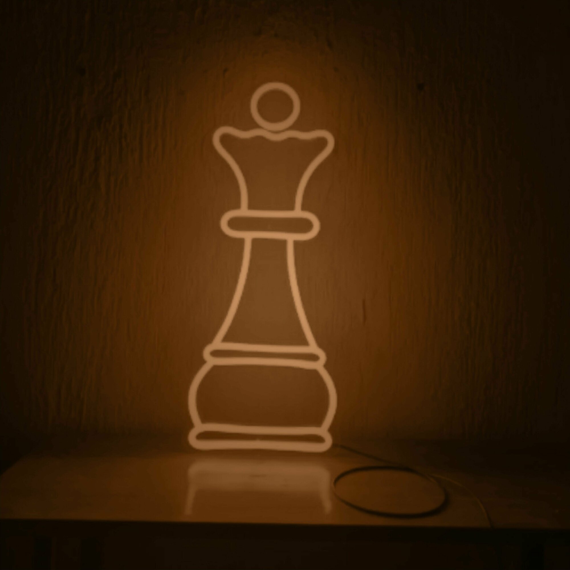 Неоновый светильник Шахматная королева, 56х23 см - фотография № 2