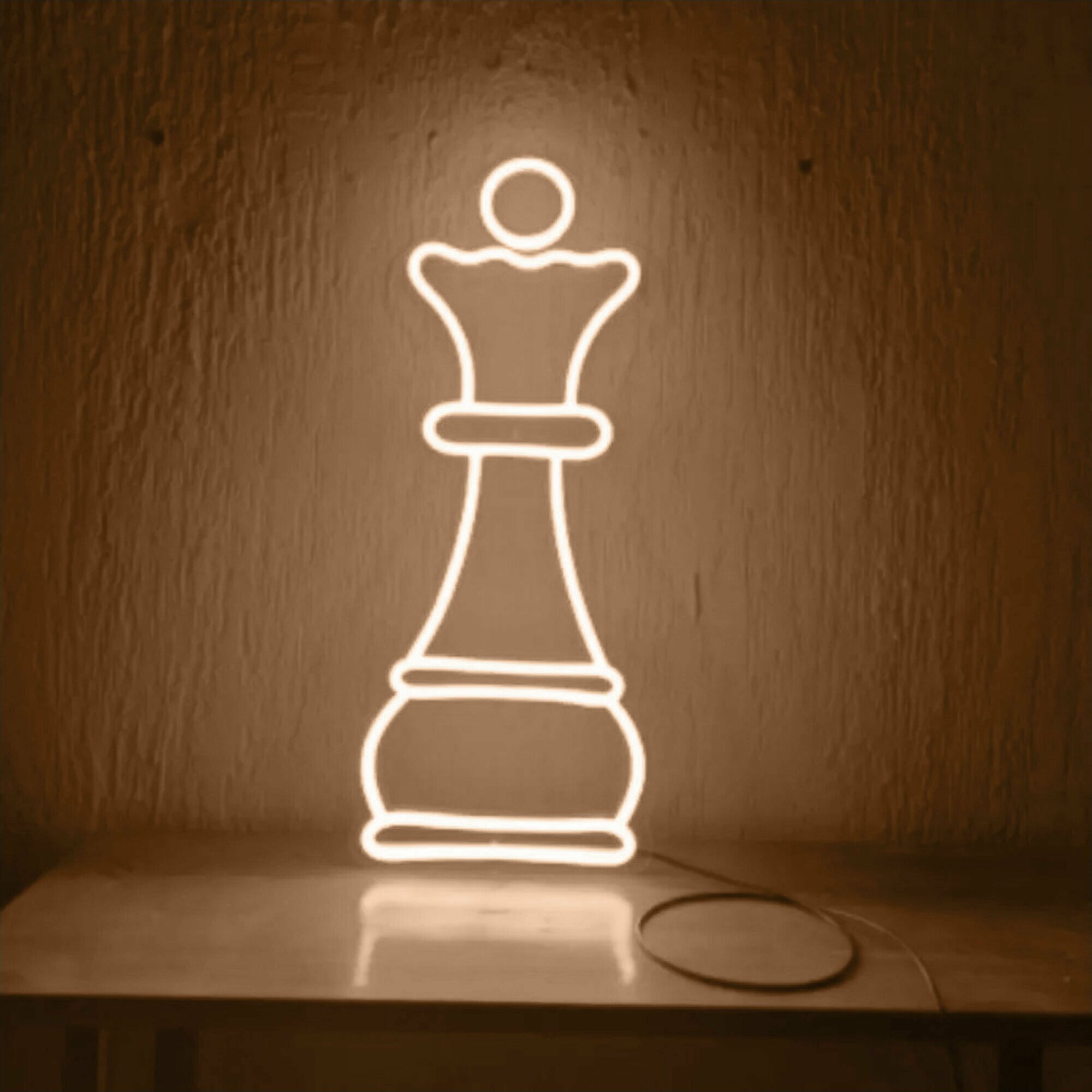 Неоновый светильник Шахматная королева, 56х23 см - фотография № 1