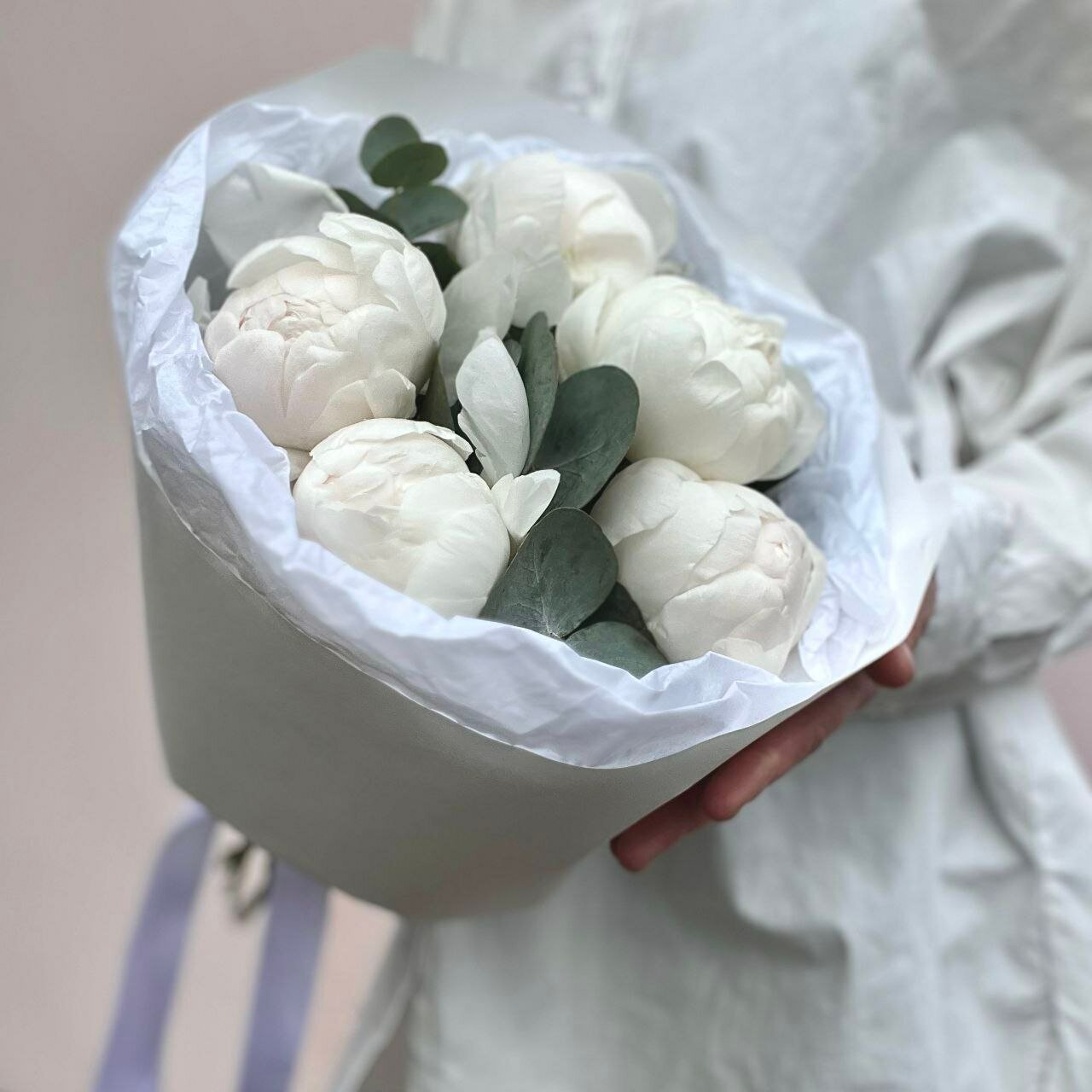 Букет из белых пионов 40 см с эвкалиптом, живые цветы, нежный букет в эко упаковке