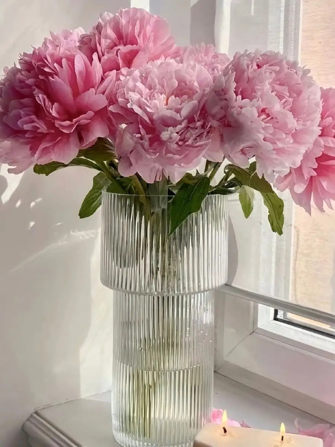 Высокие стеклянные декоративные вазы – минималистичный и элегантный стиль для интерьера