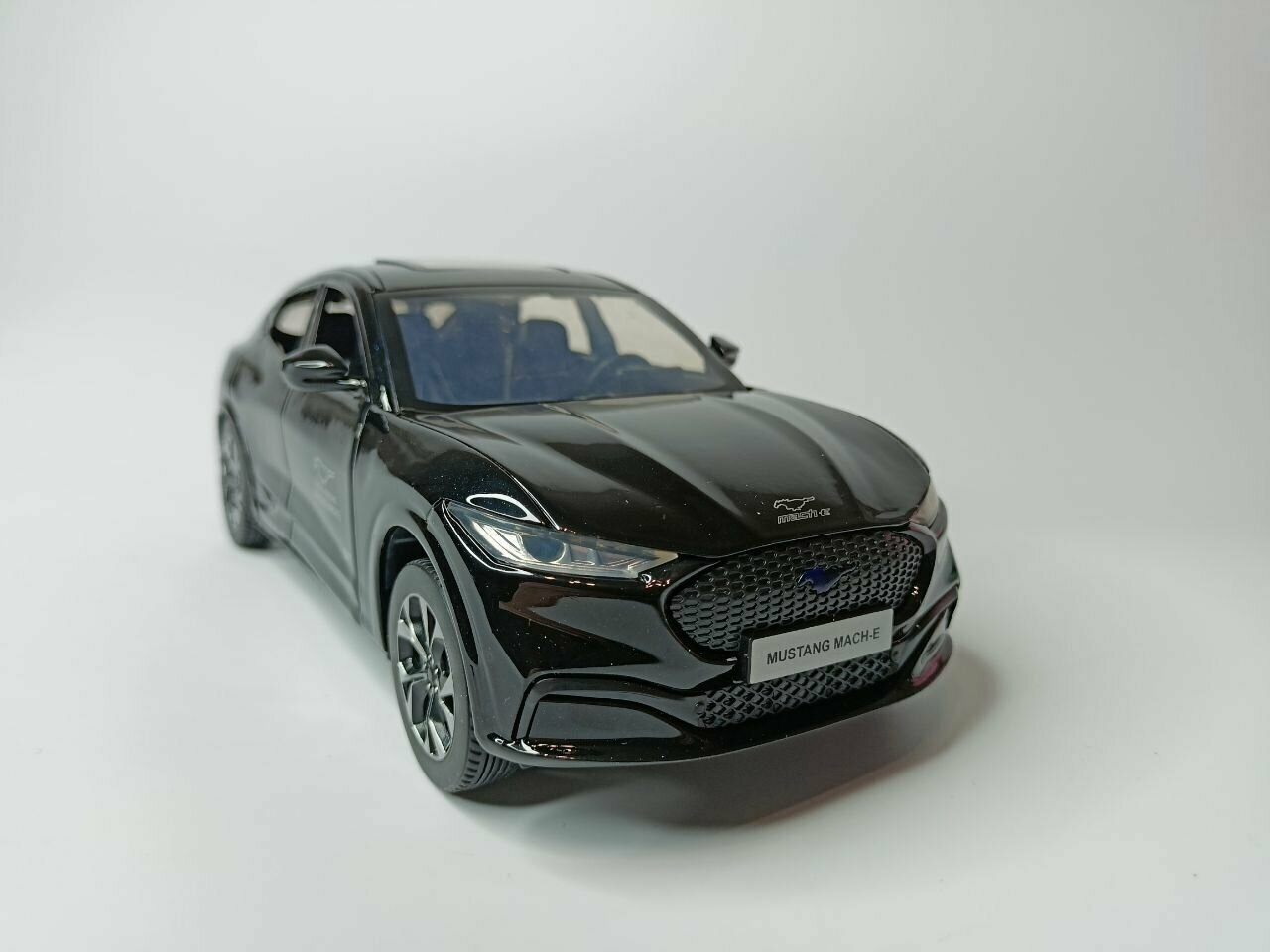 Модель автомобиля Ford Mustang Mach-E коллекционная металлическая игрушка масштаб 1:24 черный