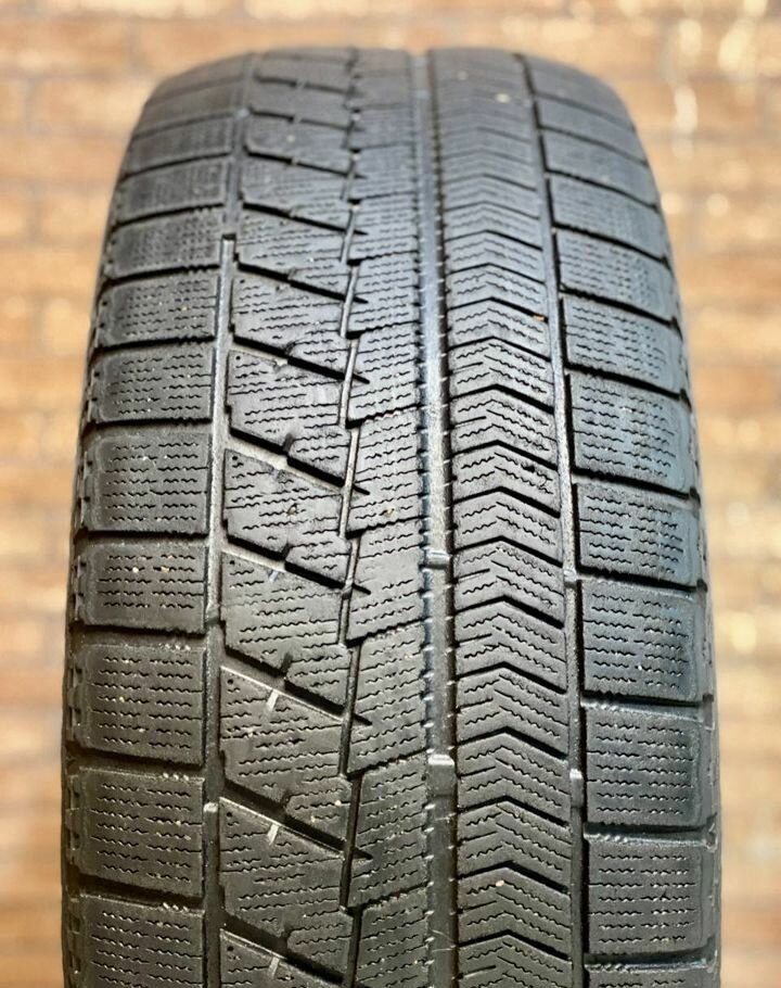 Bridgestone Blizzak VRX 215/55 R17