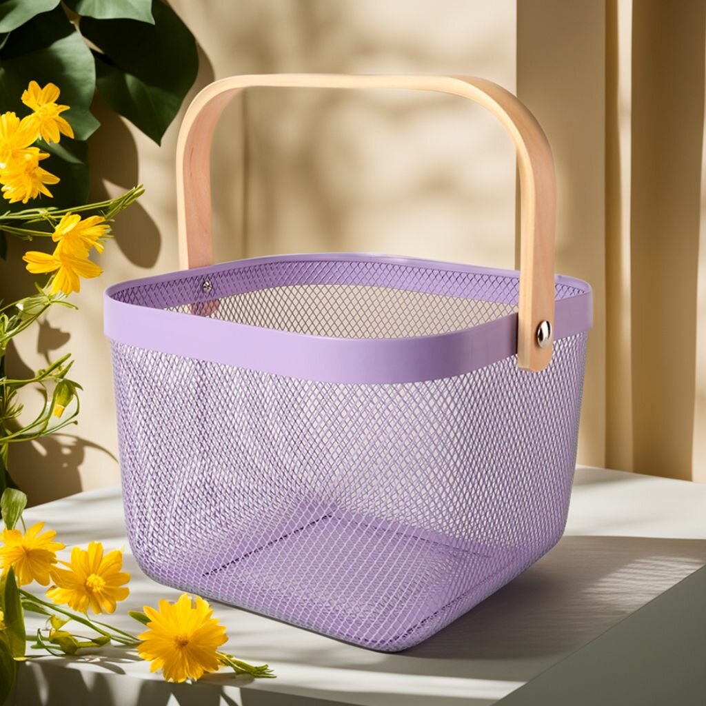 фото Металлическая корзина с деревянными ручками для кухни, хранения вещей и белья в ванную, для пикника