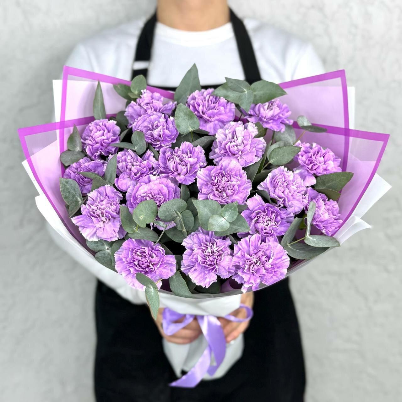 Монобукет Rybe-Flowers "Гвоздики и эвкалипт" сиреневый 45см 19 цветков