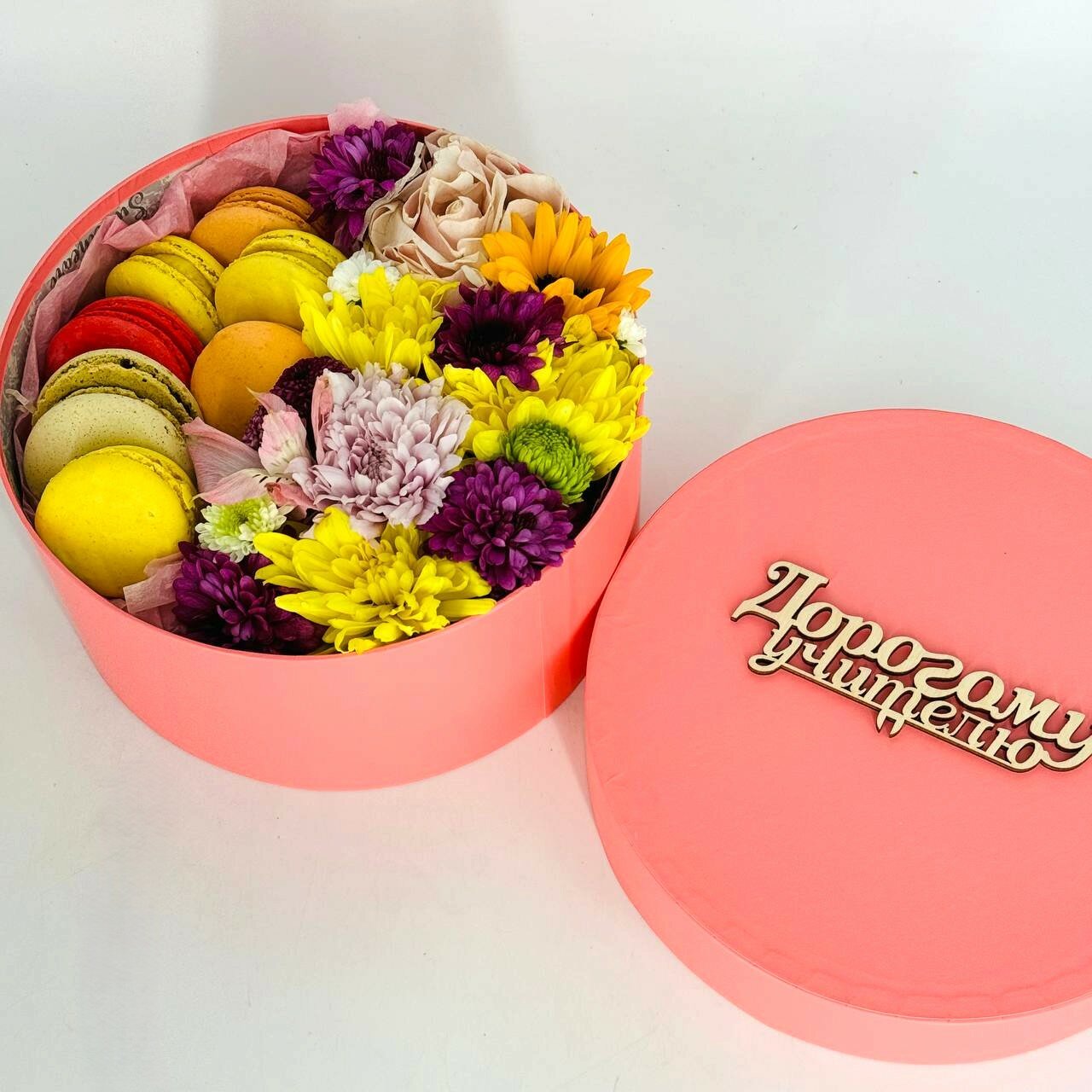 Подарок учителю. Коробка с цветами и пирожными макарони. Подарок на День учителя 1 сентября