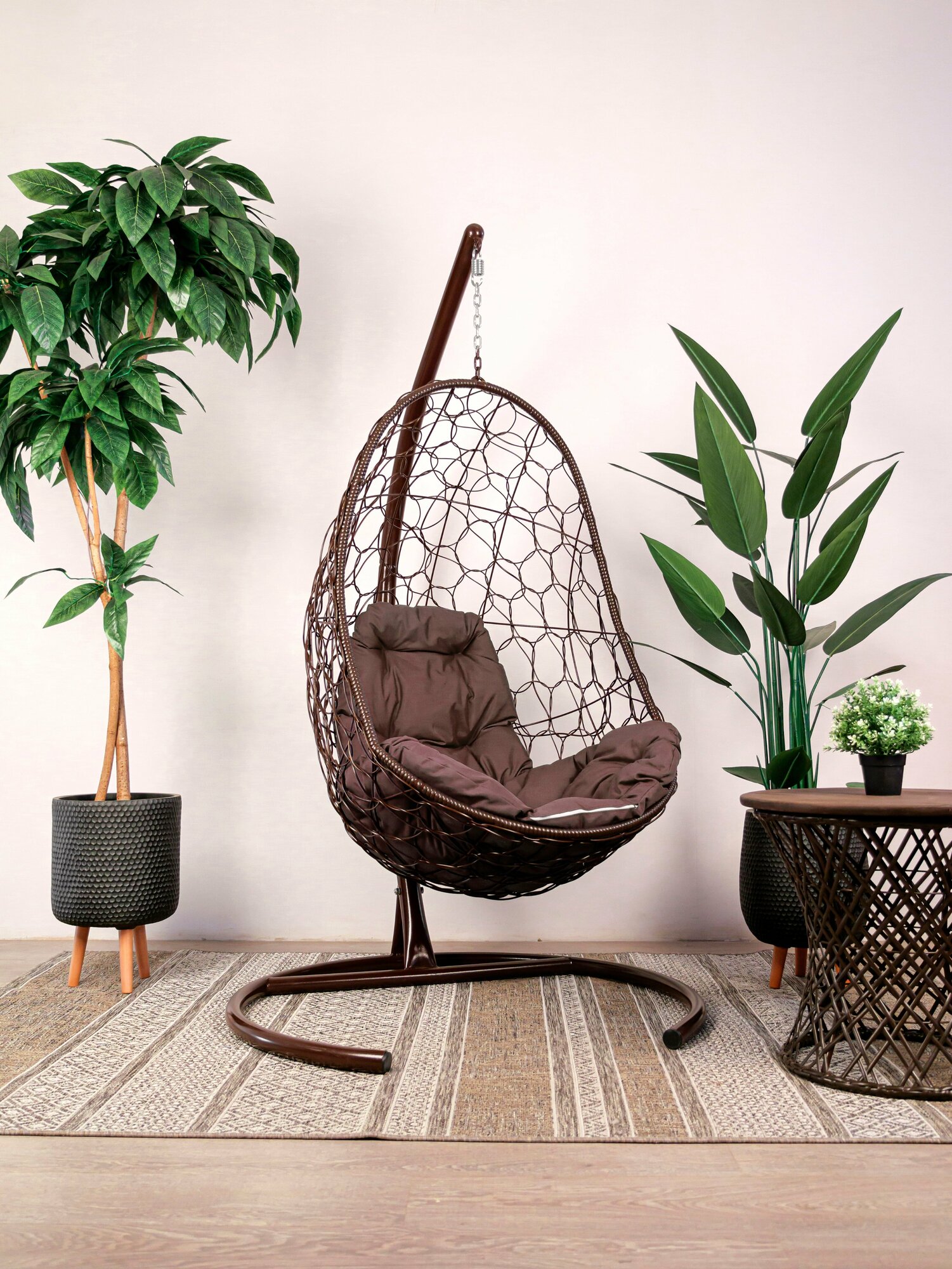 Подвесное кресло ротанг коричневое, коричневая подушка - фотография № 1