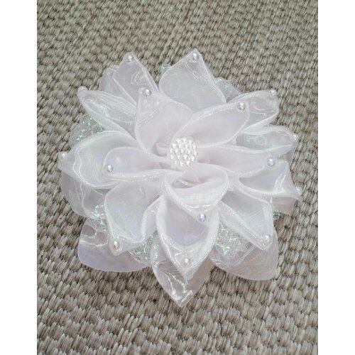 Бант белый с украшением, белая хризантема, 1 шт