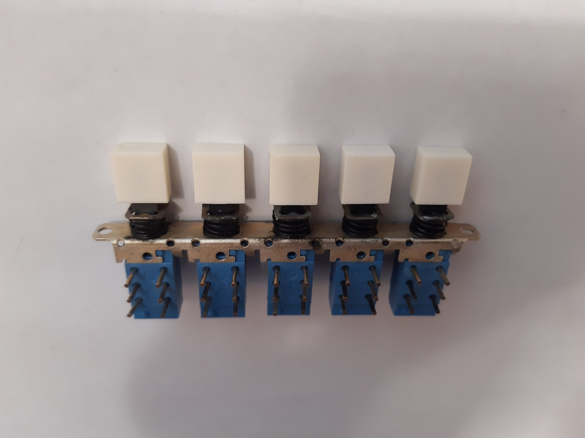 Переключатель П2К -(5) 3-ряда контактов, с фиксацией