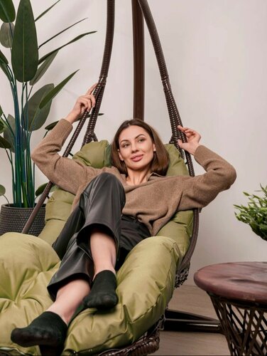 Изображение товара Подвесное кресло лежачее, с ротангом коричневое, бежевая подушка