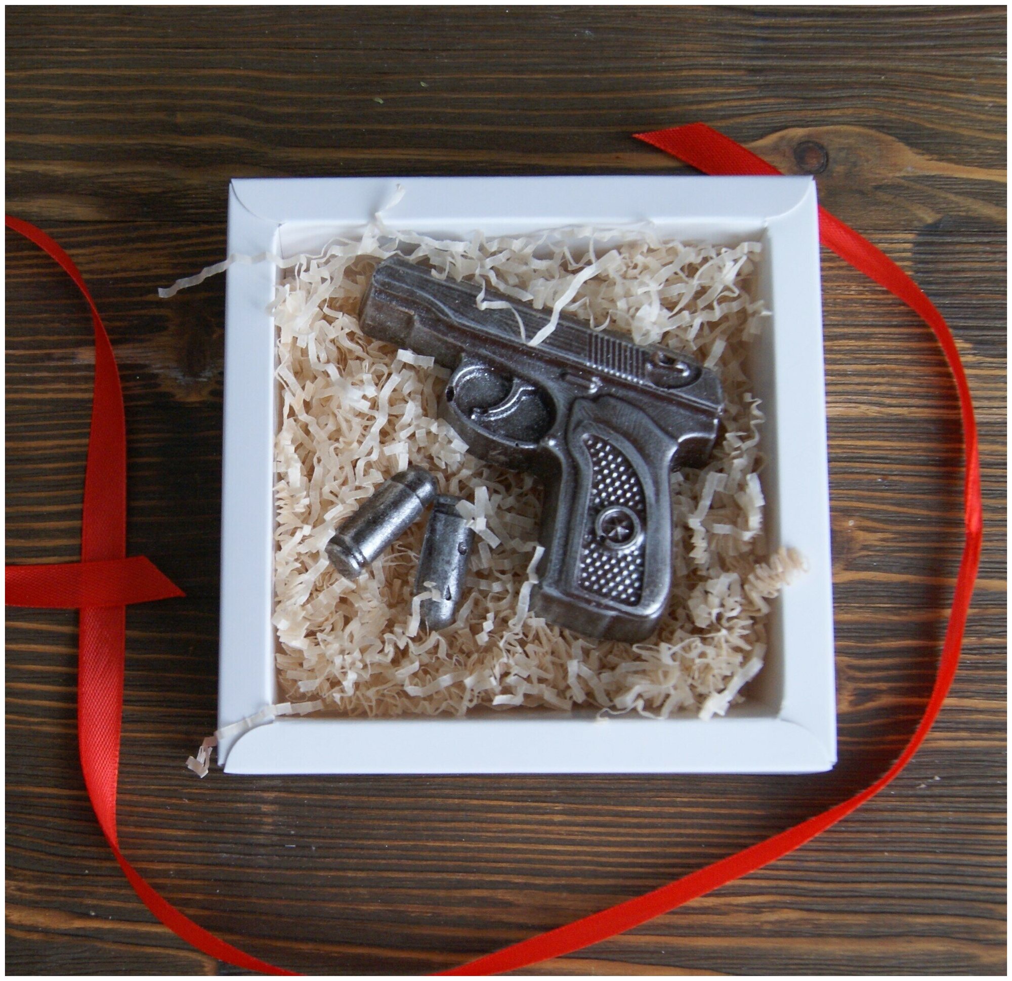 Фигурный шоколад на 23 февраля, Пистолет из шоколада ручной работы - фотография № 1