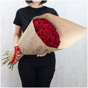 Цветы живые букет из 25 красных роз "Ред Наоми" 70 см в крафт-бумаге