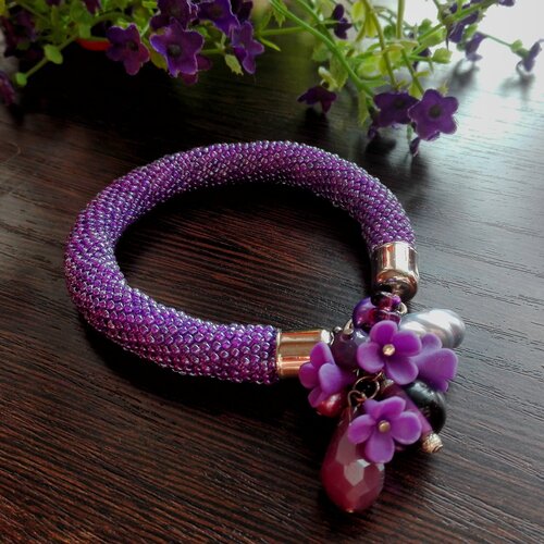 Женский браслет жгут из бисера с цветами из полимерной глины и бусинами, фиолетово-сиреневый
