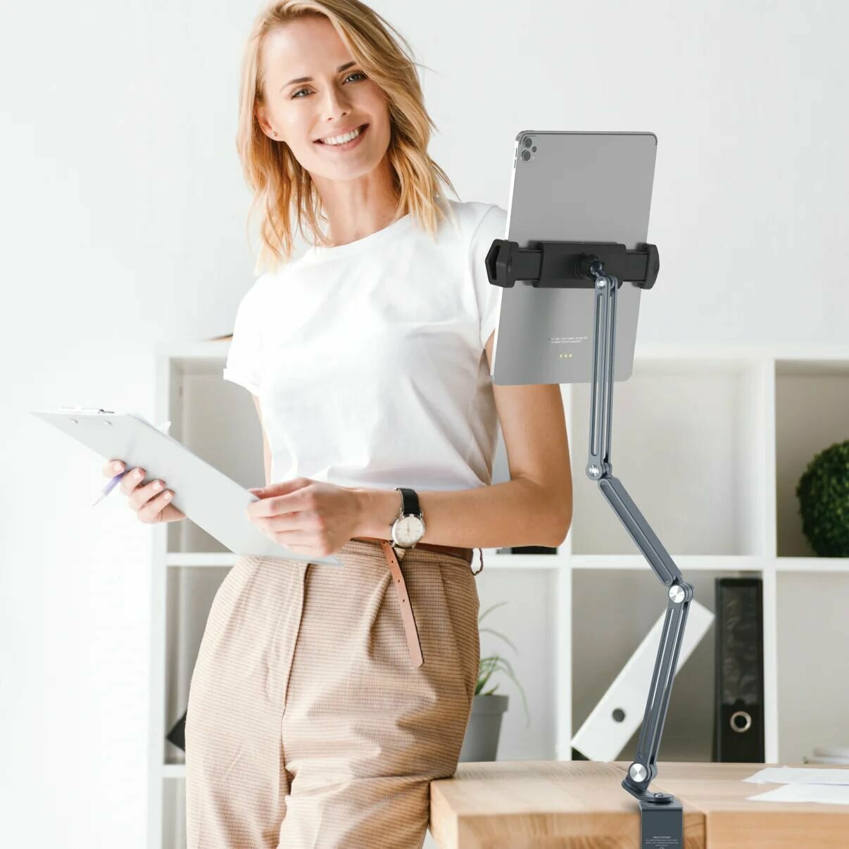Крепление для мобильного устройства Momax Multi-Stand. Многофункциональная консольная подставка для устройств от 5,5" до 12,9" — фото 1
