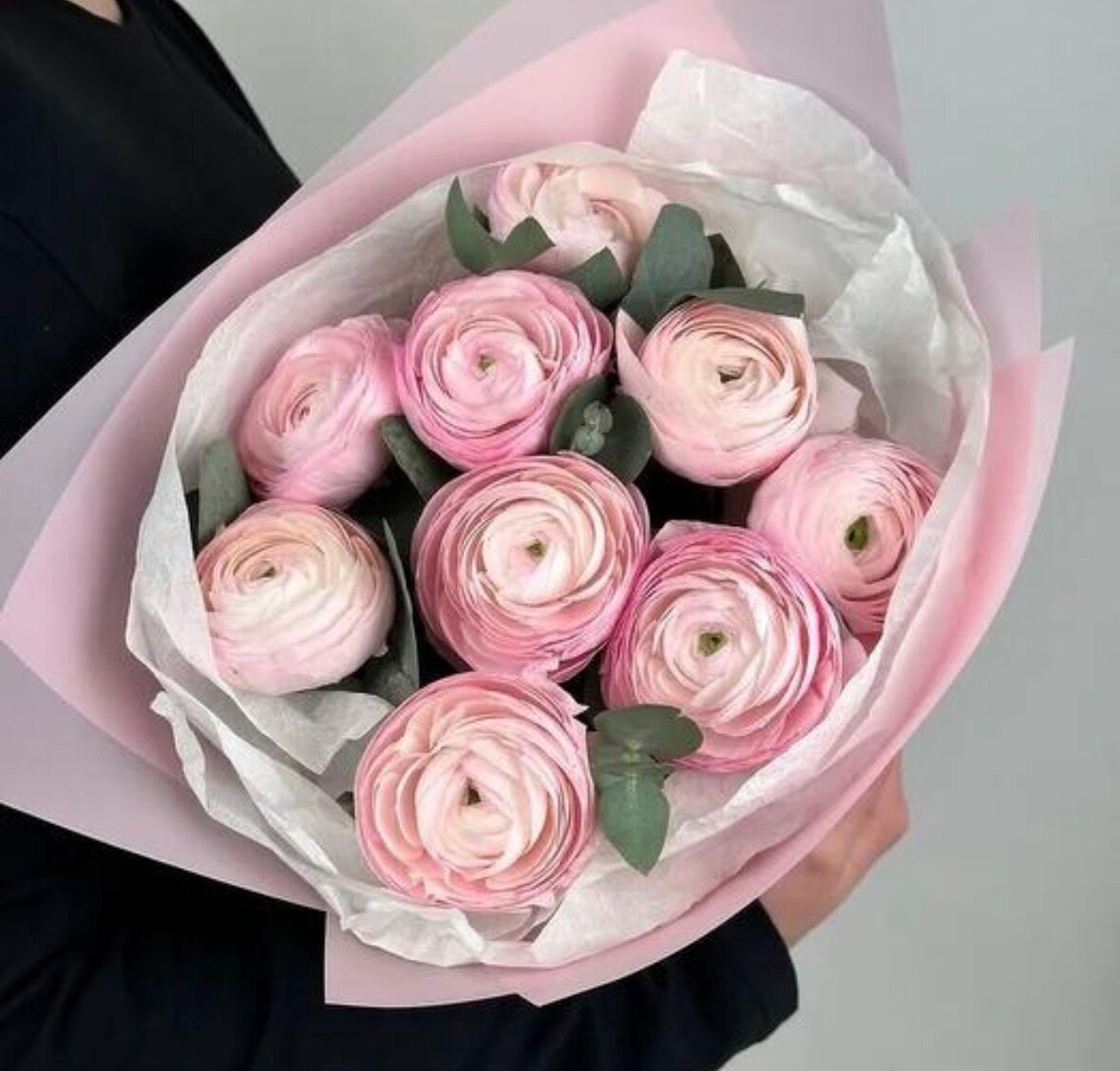 Букет розовые ранункулюсы (азиатские лютики) с ароматным эвкалиптом