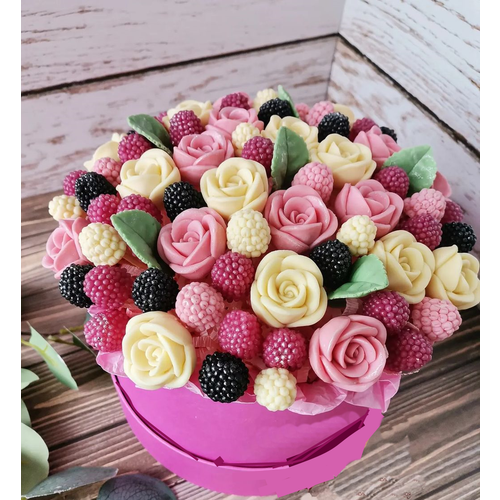 Букет из шоколадных цветов, 25 роз с ягодами, в коробке
