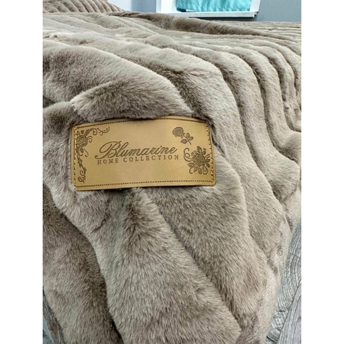 фото Плед-покрывало blumarine "кролик" мягкий на кровать, кофе с молоком