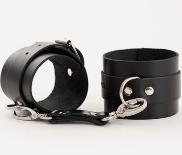 Изображение товара 57690 Fetish Dreams Наручники черные. Выполнены из натуральной кожи в лаконичном дизайне