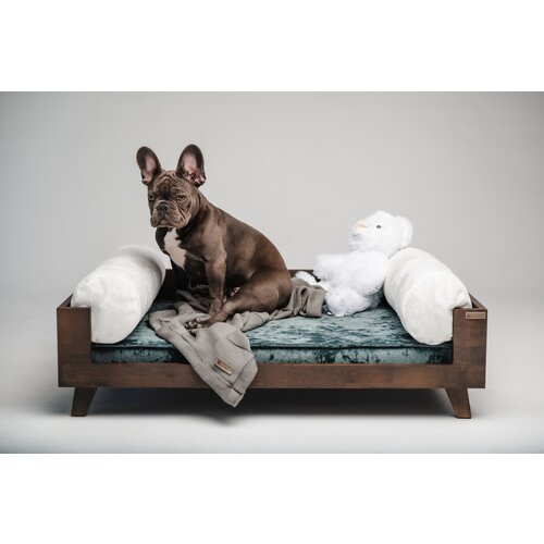 Лежанка для собак и кошек из массива 