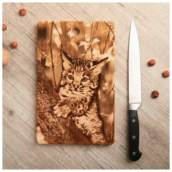 фото Доска из массива кедра "Рысёнок", прямоугольная, 18 x 28 см