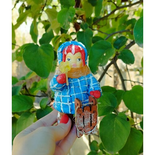 Ватная елочная игрушка - малыш с леденцом и санками