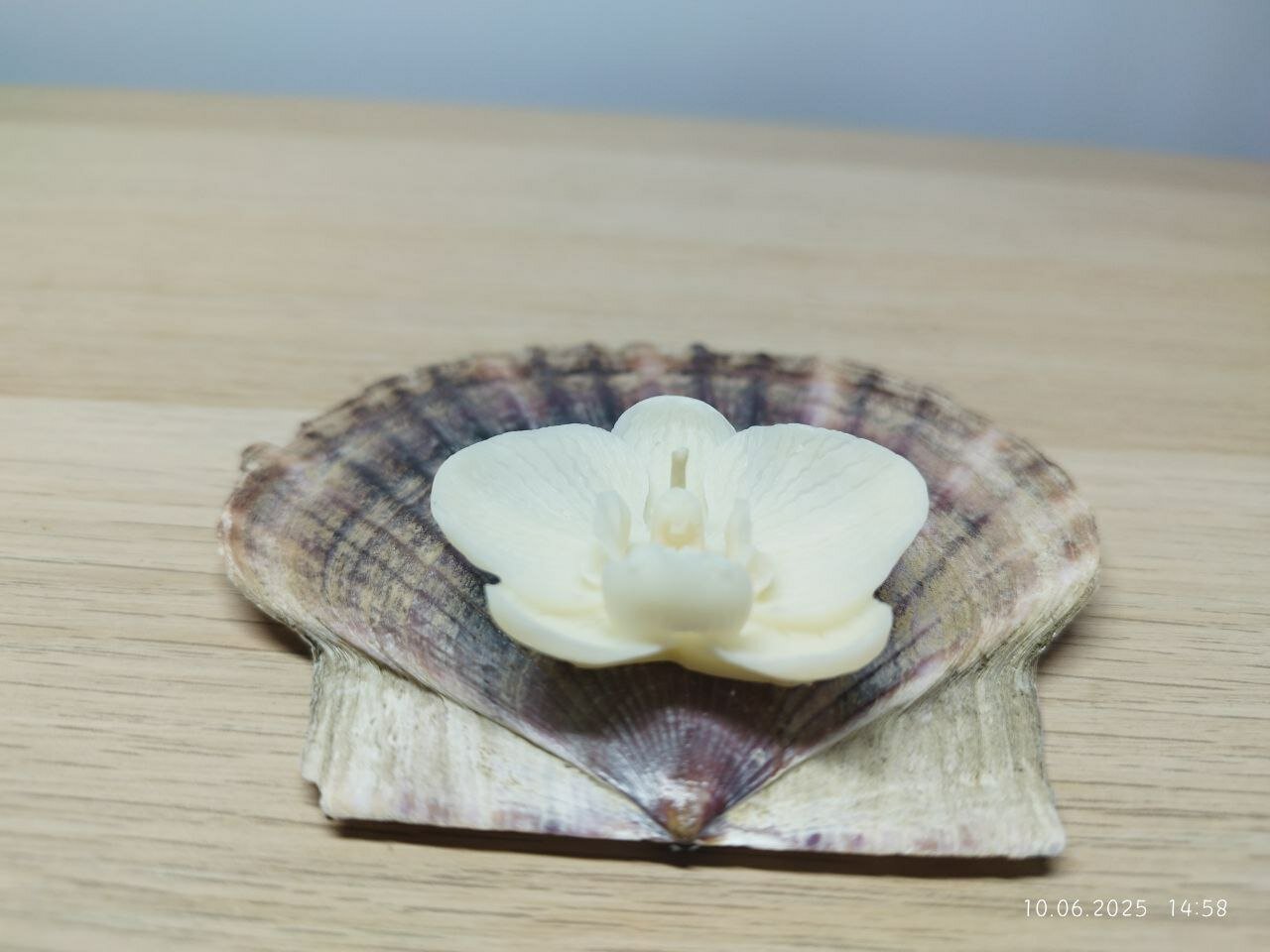 Свеча ручной работы "Орхидея в раковине" бел — фото 1