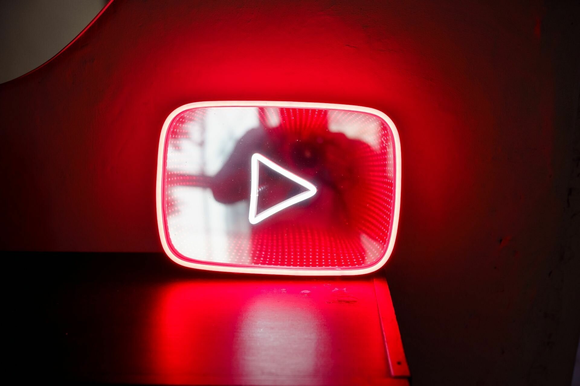 Неоновый светильник Play (кнопка плей) с эффектом Зеркало бесконечности 30х21 см