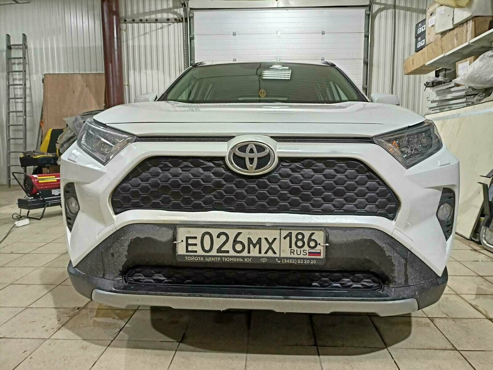 Утеплитель радиатора для Toyota RAV4(Тойота Рав 4) 2018-2023 Парктроники Соты Комплект Установка на крючки