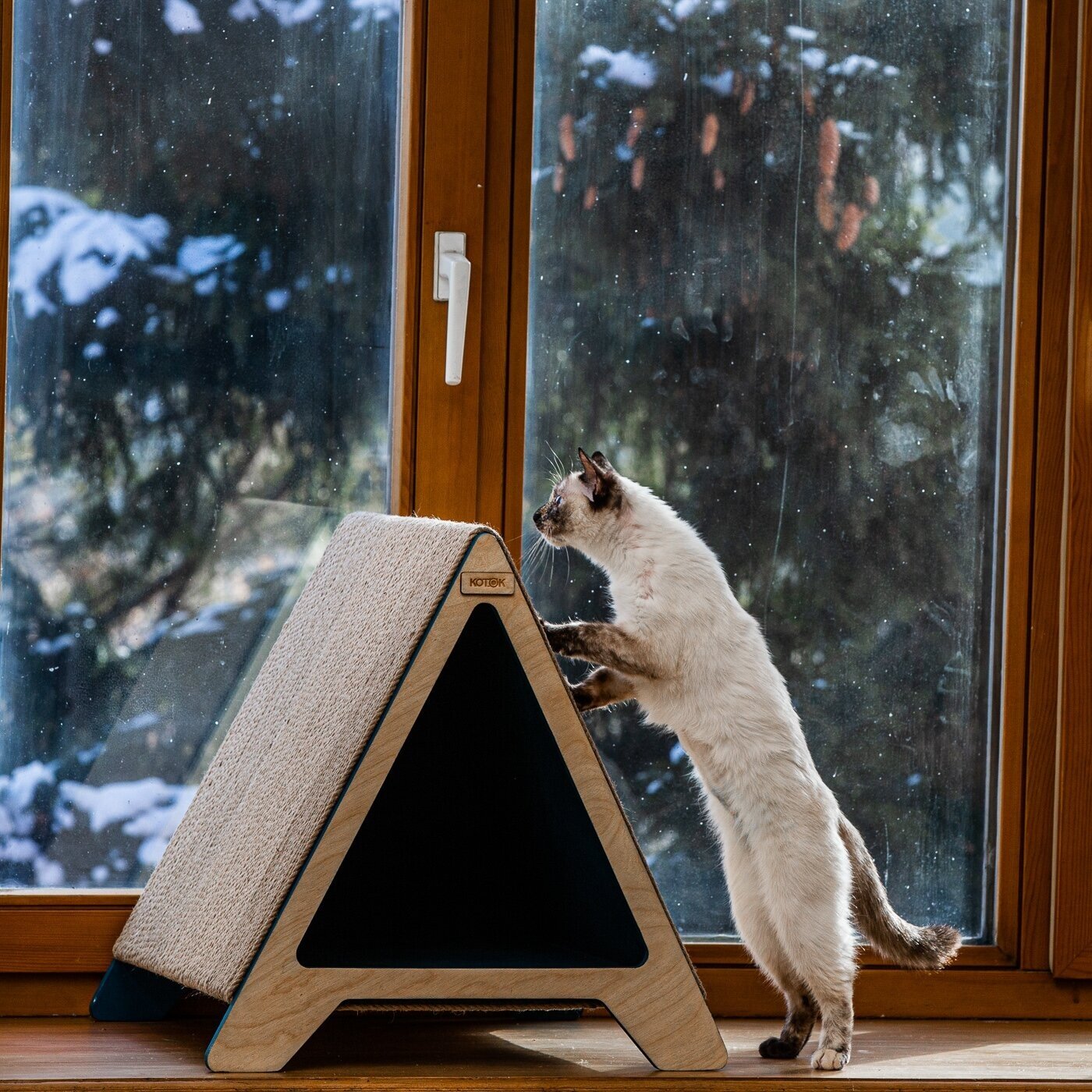 Домик для кошки с когтеточкой треугольный "Кика" - фотография № 4