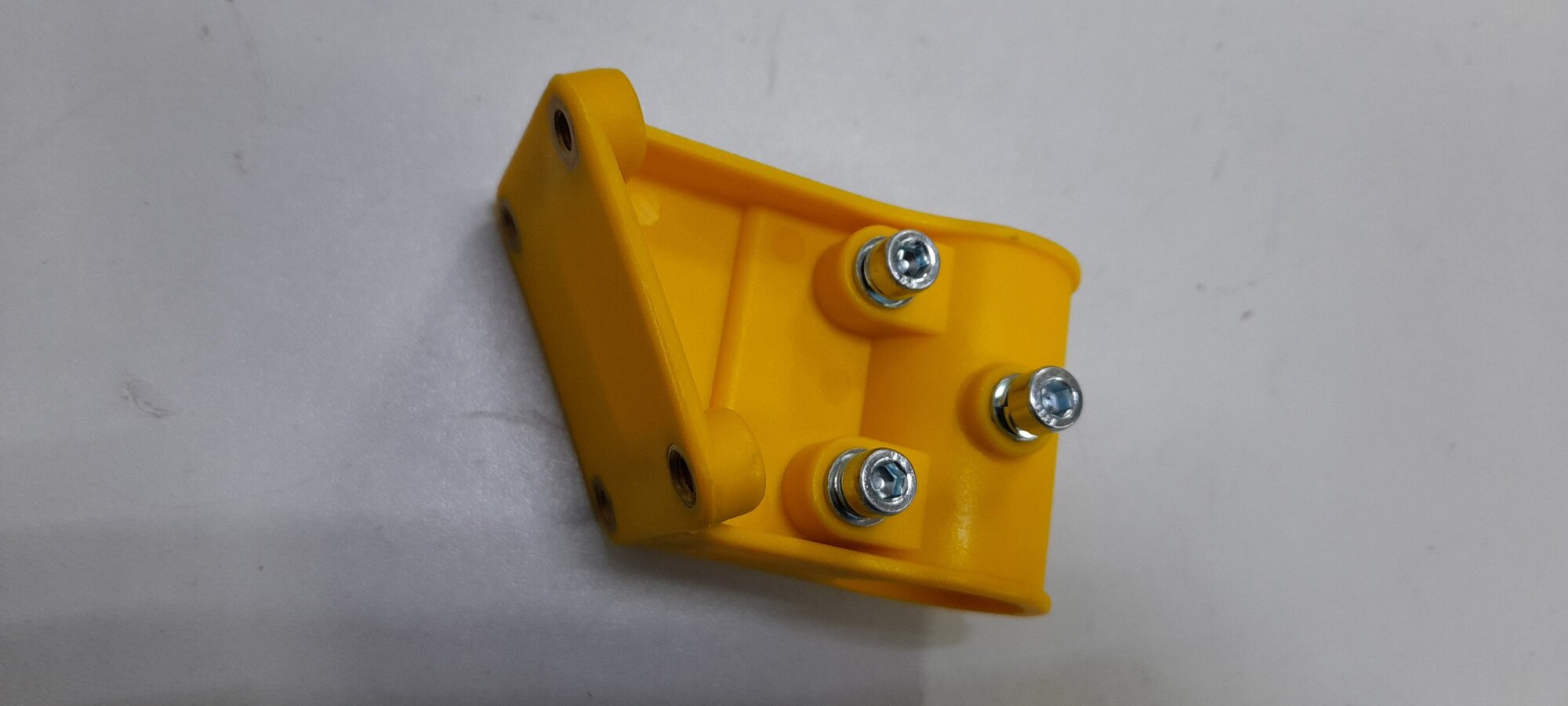 Крепление кронштейн кожуха защитного редуктора жёлтый бензокосы триммера 26-52 куб. Диаметр штанги 26 мм