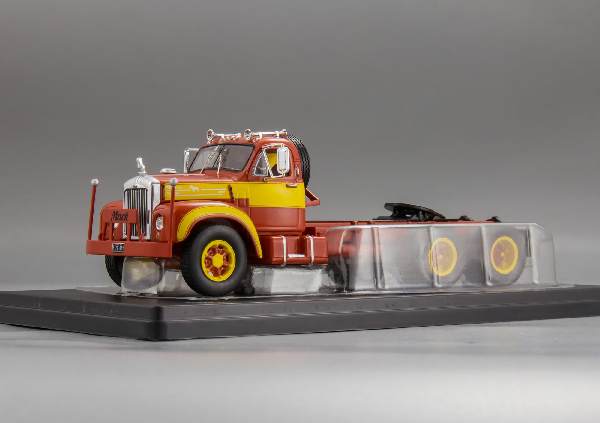 Коллекционная масштабная модель 1:43 Mack B 61 - 1953 от IXO — фото 1