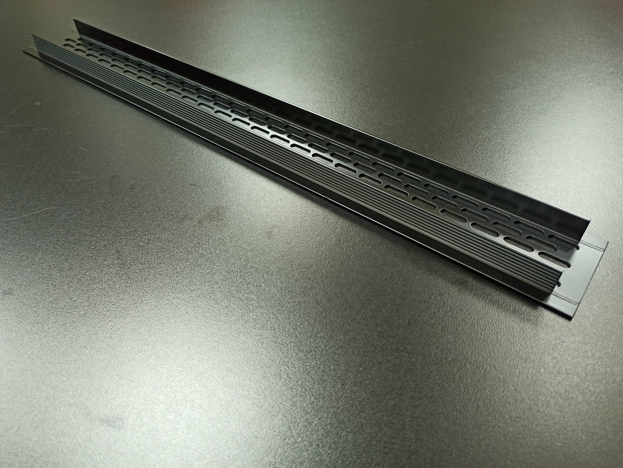 Вентиляционная решетка металлическая 60*480 черная  для мебели кухни цоколя подоконника