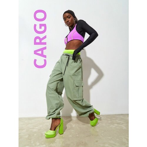 фото Брюки карго , оверсайз силуэт, спортивный стиль, карманы, размер 48-50, зеленый inclothes