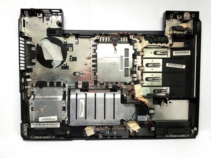 Нижняя крышка корпуса ноутбука Toshiba Satellite M70-129 с динамиками