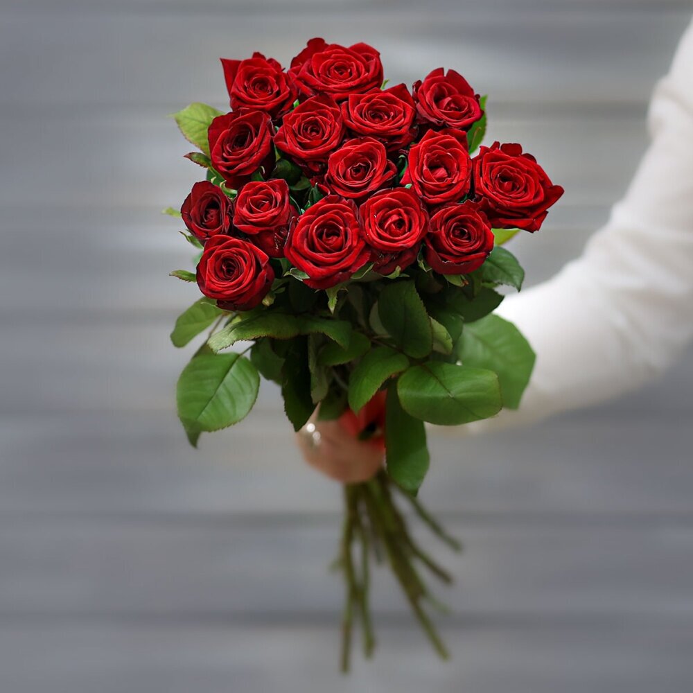 Букет живых цветов из 13 красных роз (Россия) с лентой 60 см