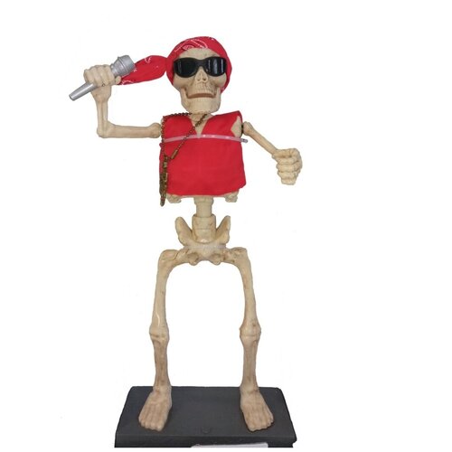 Скелет музыкант в красной бандане с микрофоном.
