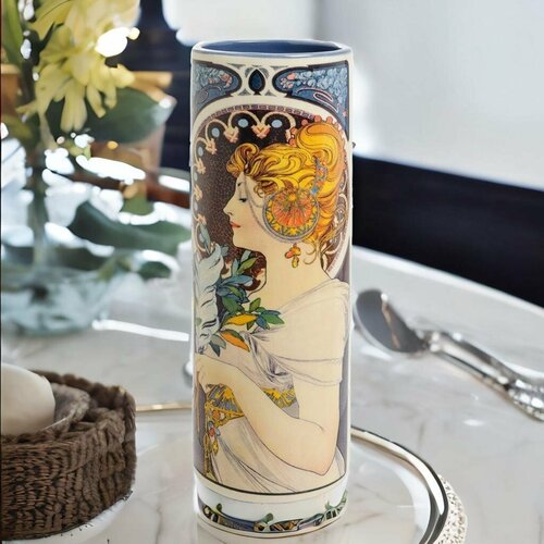 Керамическая ваза Девушка с пером