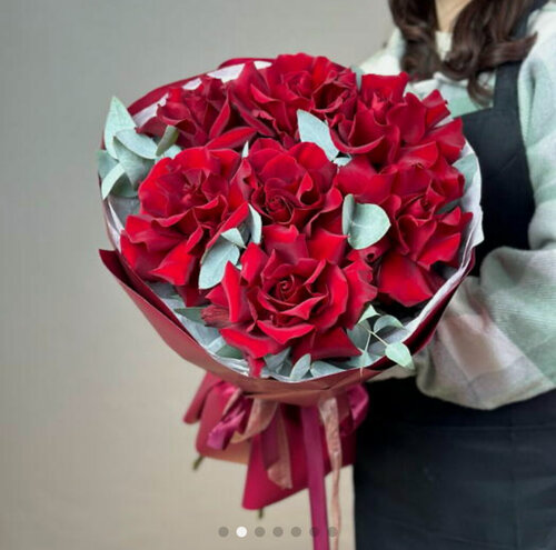 Изображение товара Французская красная роза с эвкалиптом в стильной упаковки от "Story Flowers"