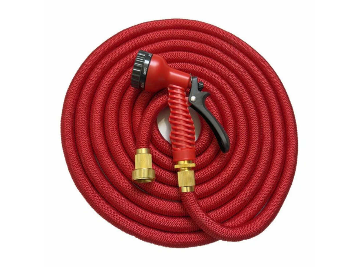 Шланг садовый растягивающийся 50 метров для полива с распылителем Magic Garden Hose Xhose / 50 метров красный с металлическим соединением — фото 1