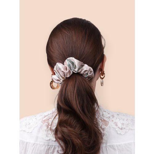 Широкая шелковая резинка для волос Лазоревый цветок в пудровом цвете от Mollen