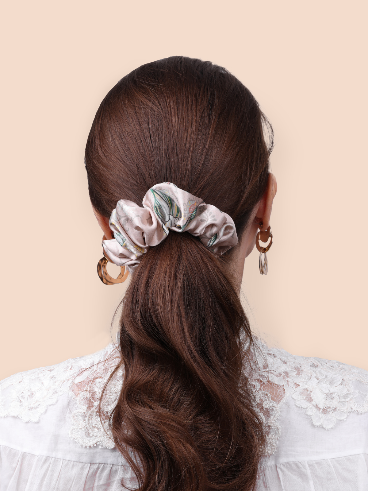 Широкая шелковая резинка для волос "Лазоревый цветок" в пудровом цвете от Mollen